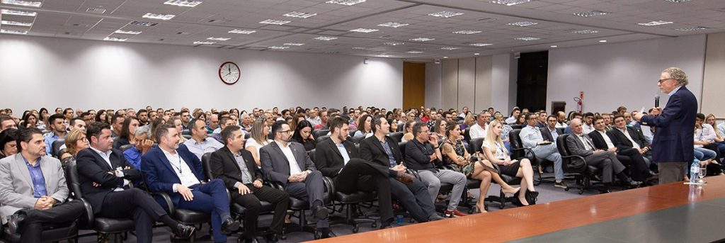 seguradoras-lotam-auditorio-da-acij-durante-palestra-sobre-o-setor