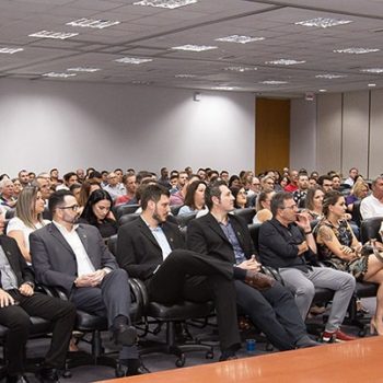 seguradoras-lotam-auditorio-da-acij-durante-palestra-sobre-o-setor