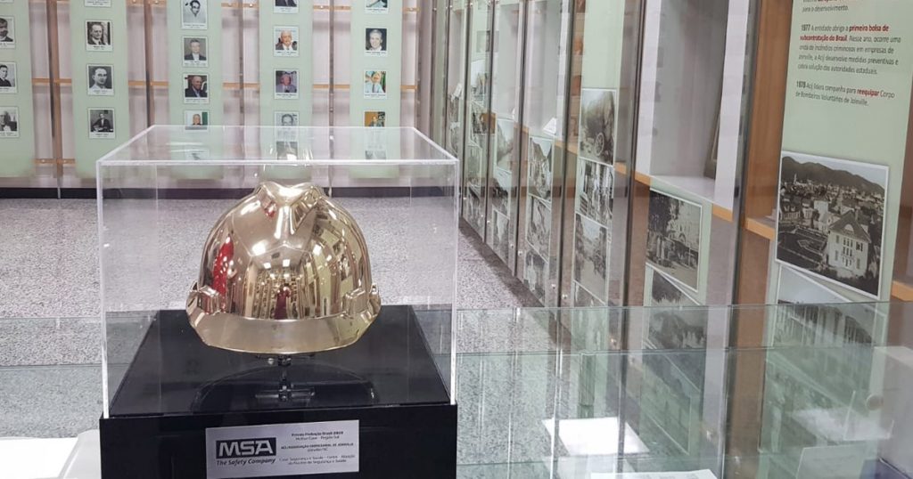 premio-protecao-brasil-e-capacete-de-ouro-ficam-em-exposicao-na-acij