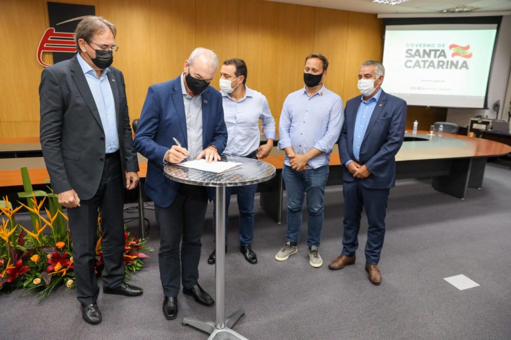 em-agenda-com-o-governador-na-acij-fiesc-assina-contrato-das-obras-do-moinho-joinville-e-apresenta-programa-de-educacao