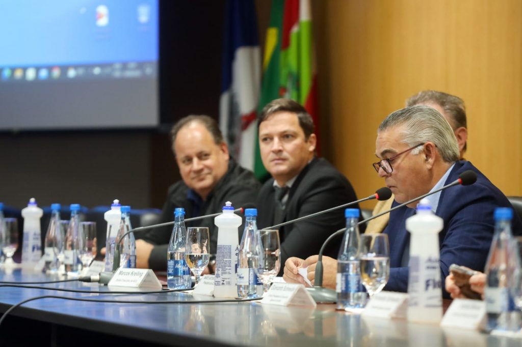 companhia-aguas-de-joinville-compartilha-investimentos-em-saneamento-em-dia-de-agendas-especiais-na-acij