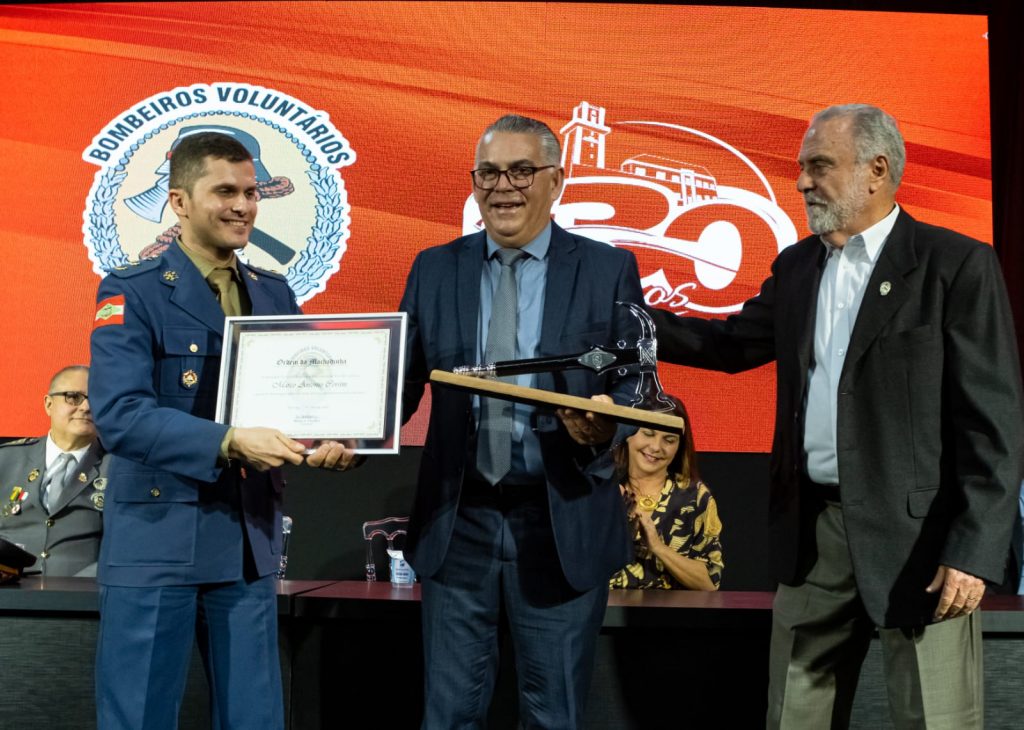 marco-antonio-corsini-recebe-a-ordem-da-machadinha-nos-130-anos-do-corpo-de-bombeiros-voluntarios-de-joinville