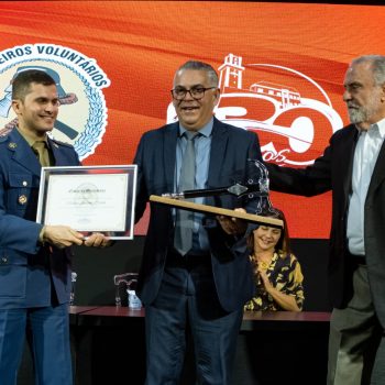 marco-antonio-corsini-recebe-a-ordem-da-machadinha-nos-130-anos-do-corpo-de-bombeiros-voluntarios-de-joinville