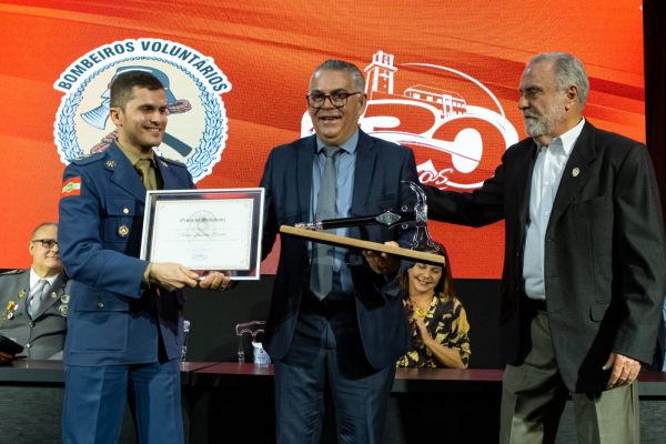 marco-antonio-corsini-recebe-a-ordem-da-machadinha-nos-130-anos-do-corpo-de-bombeiros-voluntarios-de-joinville