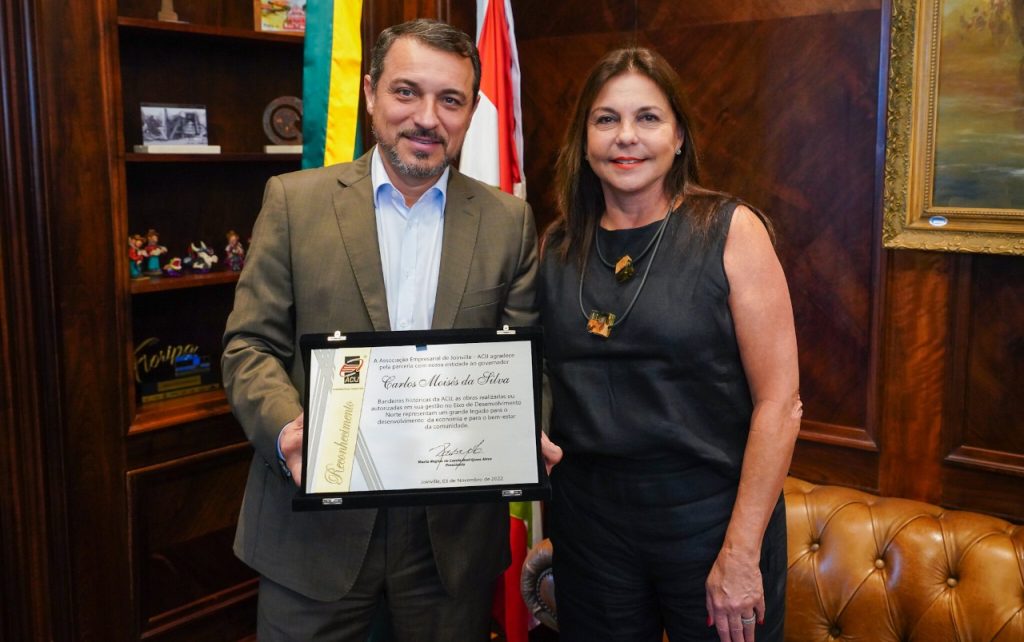 acij-entrega-placa-de-reconhecimento-e-agradecimento-ao-governador-carlos-moises-pela-parceria-em-bandeiras-da-entidade