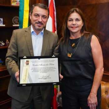 acij-entrega-placa-de-reconhecimento-e-agradecimento-ao-governador-carlos-moises-pela-parceria-em-bandeiras-da-entidade