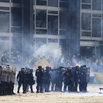 Manifestantes invadem Congresso, STF e Palácio do Planalto.