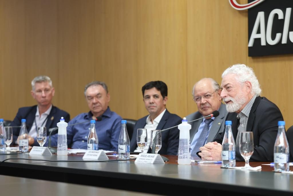 deputado-luiz-carlos-hauly-e-empresario-miguel-abuhab-apresentam-palestra-na-acij-sobre-a-reforma-tributaria