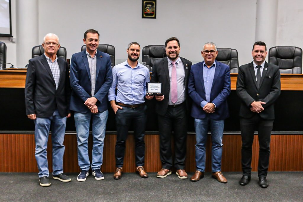 camara-de-vereadores-faz-sessao-especial-em-homenagem-ao-sinduscon-joinville-por-seus-75-anos