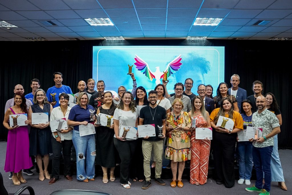 emocao-marca-solenidade-de-entrega-do-premio-akademos-de-educacao-da-acij-1