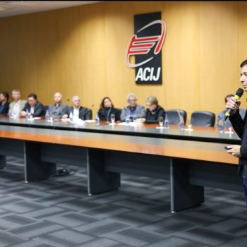 ao-celebrar-30-anos-global-estrategias-financeiras-faz-apresentacao-no-espaco-empresarial-da-acij