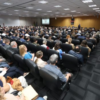 palestra-sobre-governanca-corporativa-lota-salao-nobre-schulz-na-primeira-plenaria-acij-da-gestao-2024-2025