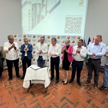 prefeito-de-joinville-assume-a-presidencia-da-amunesc-para-a-gestao-de-2025