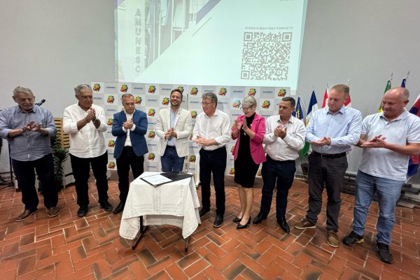 prefeito-de-joinville-assume-a-presidencia-da-amunesc-para-a-gestao-de-2025