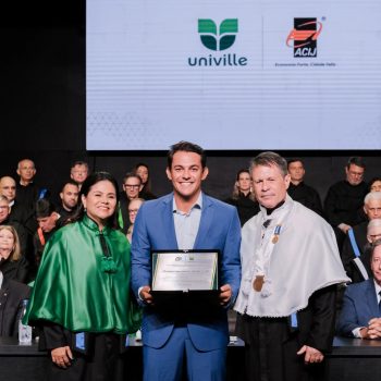 homenagens-marcam-a-sessao-solene-dos-60-anos-da-univille-acij-foi-uma-das-entidades-homenageadas