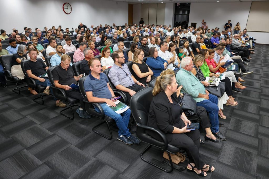 plenaria-acij-dia-28-mostra-como-inteligencia-artificial-generativa-pode-transformar-negocios