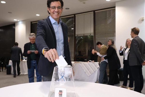 guilherme-bertani-e-reeleito-presidente-da-acij-posse-sera-no-dia-7-7-1