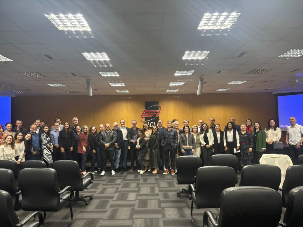 publico-palestra-sobre-integracao-entre-mente-humana-inteligencia-artificial-contribui-para-doacao-cadeira-rodas-