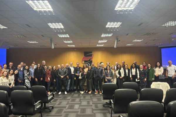 publico-palestra-sobre-integracao-entre-mente-humana-inteligencia-artificial-contribui-para-doacao-cadeira-rodas-
