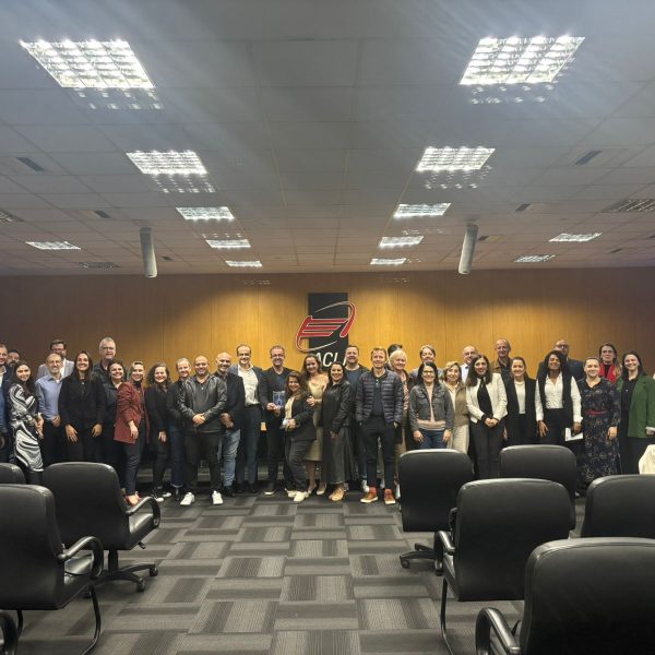 publico-palestra-sobre-integracao-entre-mente-humana-inteligencia-artificial-contribui-para-doacao-cadeira-rodas-