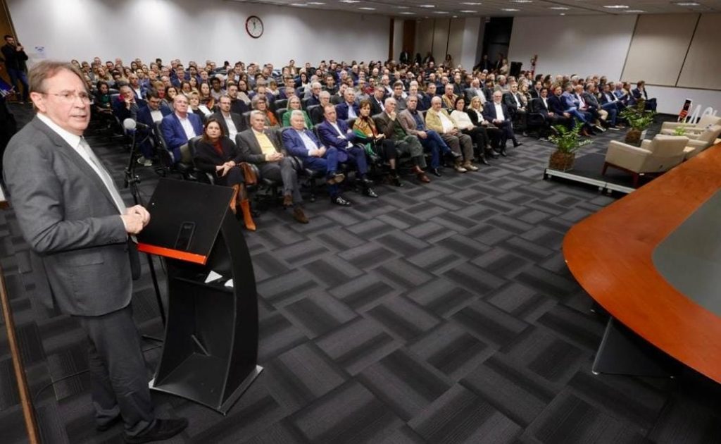 quase-300-pessoas-participaram-plenaria-acij-com-mario-cezar-aguiar-e-esperidiao-amin-e-paulo-alceu-