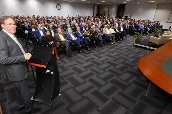 quase-300-pessoas-participaram-plenaria-acij-com-mario-cezar-aguiar-e-esperidiao-amin-e-paulo-alceu-