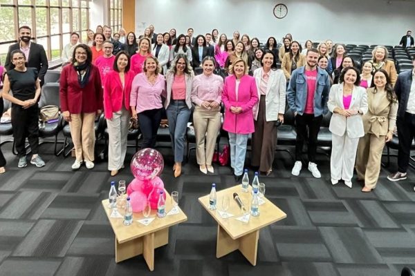 acij-salao-nobre-schultz-veste-rosa-celebrar-protagonismo-feminino-comercio-internacional-associativismo-