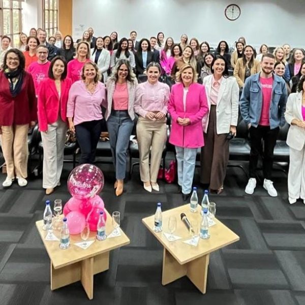 acij-salao-nobre-schultz-veste-rosa-celebrar-protagonismo-feminino-comercio-internacional-associativismo-