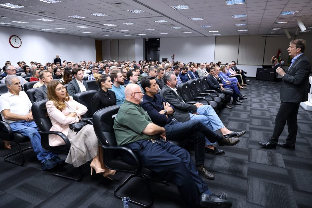 plenaria-acij-ceo-tupy-rafael-lucchesi-lota-salao-nobre-schulz-