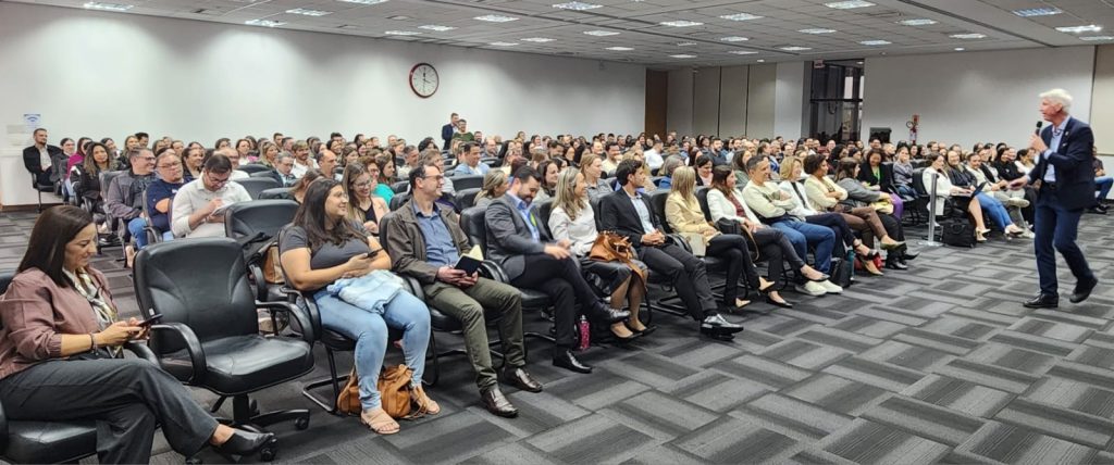 quase-300-pessoas-lotam-salao-nobre-acij-evento-impactos-reforma-tributaria-empresas-prestam-servicos-prefeitura