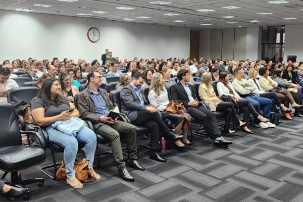 quase-300-pessoas-lotam-salao-nobre-acij-evento-impactos-reforma-tributaria-empresas-prestam-servicos-prefeitura