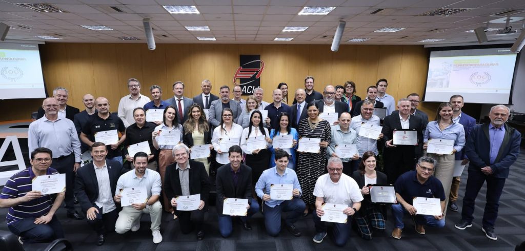 emocoes-aprendizados-inspiracoes-marcam-plenaria-acij-painel-longevidade-empresarial-homenagem-empresas-aniversariantes