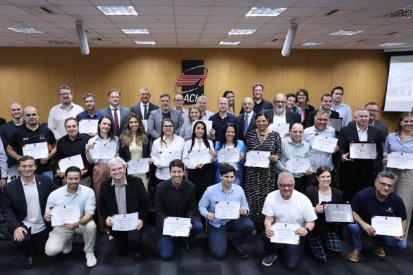 emocoes-aprendizados-inspiracoes-marcam-plenaria-acij-painel-longevidade-empresarial-homenagem-empresas-aniversariantes