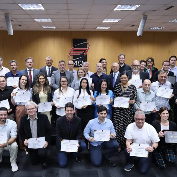 emocoes-aprendizados-inspiracoes-marcam-plenaria-acij-painel-longevidade-empresarial-homenagem-empresas-aniversariantes